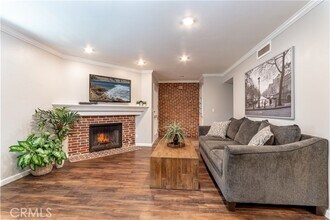 Building Photo - 6716 N Clybourn Ave