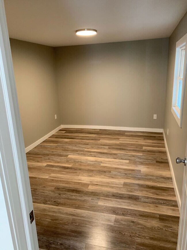 Building Photo - Luxury home in south side flats, perfect l...
