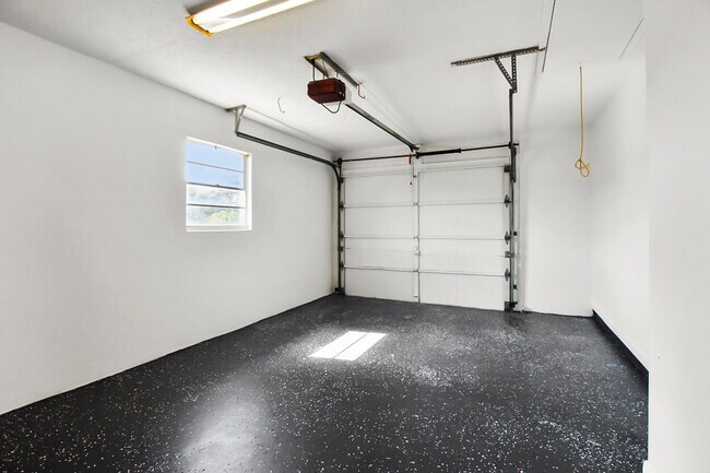 Building Photo - 313 NW Dorchester St