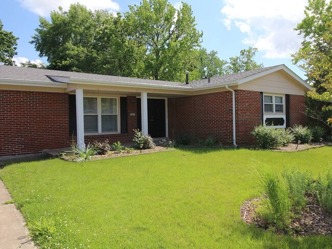 Primary Photo - 904 N Duchesne Dr