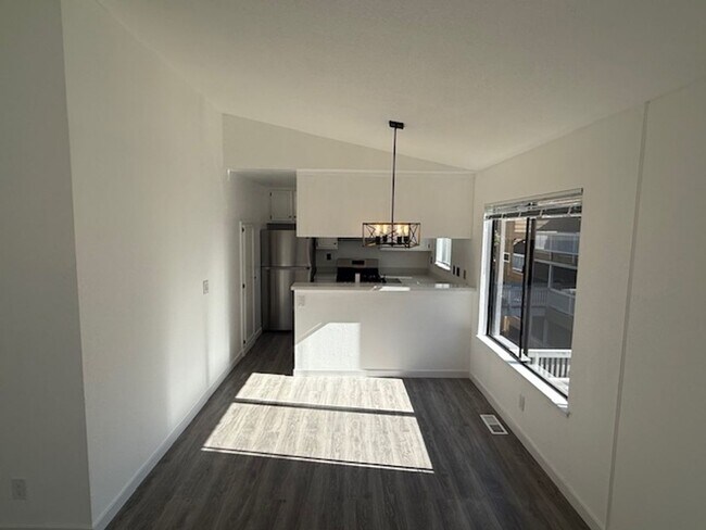 Building Photo - Renovated 2-Bedroom Condo in Martinez