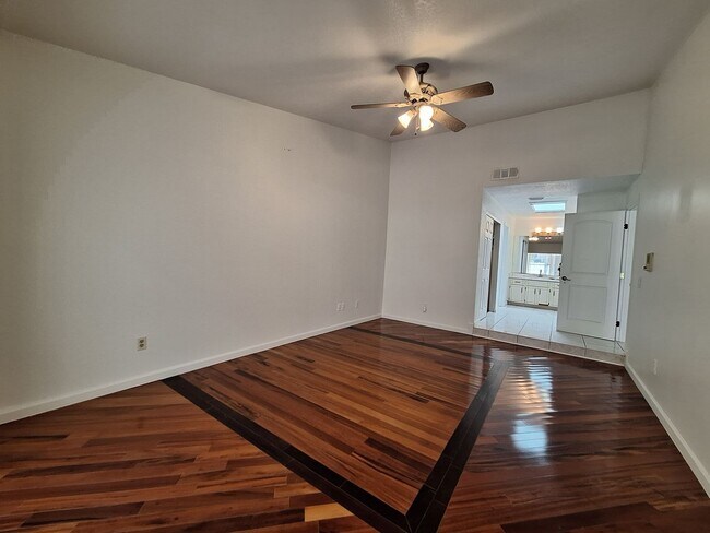 Building Photo - Spacious 4-Bed, 3-Bath Belle Isle Home wit...
