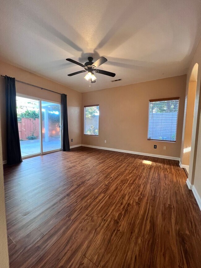 Building Photo - Super cute home with 3 car garage in a des...