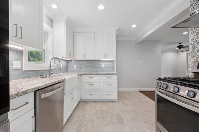 Building Photo - 5206 De Lange Ln