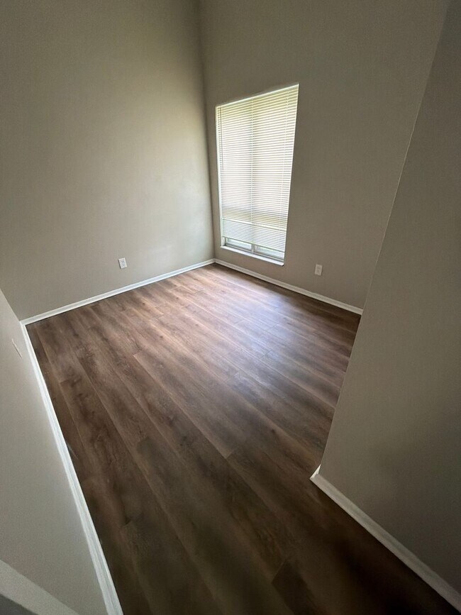 Building Photo - 602 Ledyard Dr