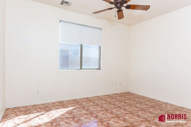 Building Photo - Beautiful Large Home Available Now!