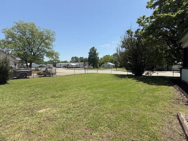 Building Photo - 618 E Gentry Ave