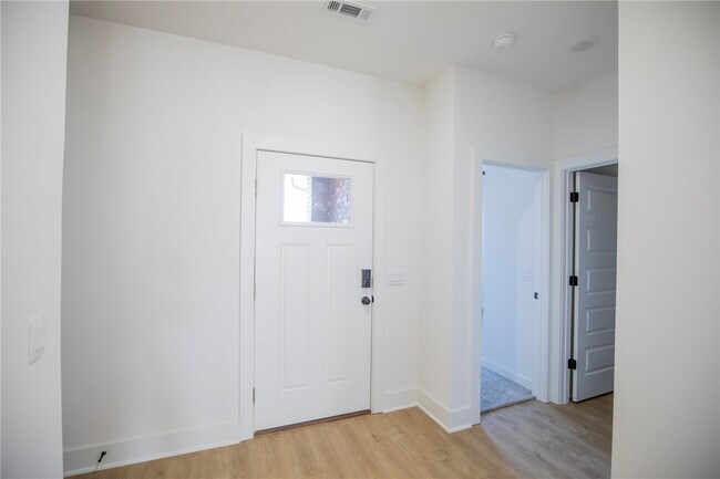 Building Photo - 136 S Broyles Ave