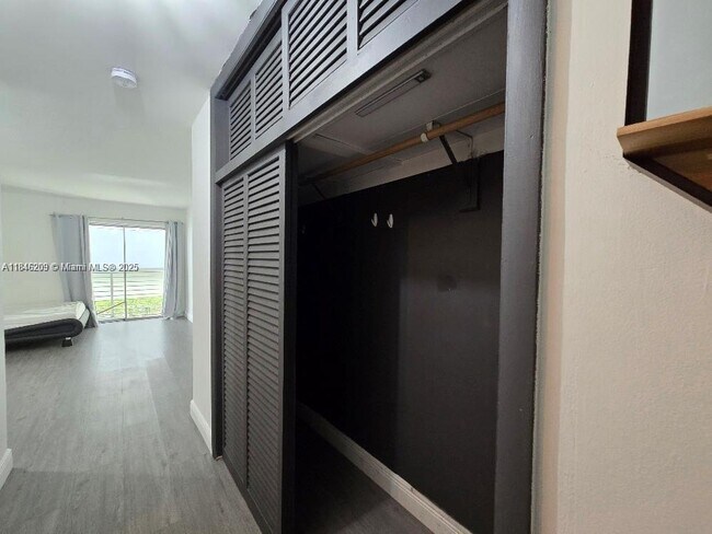 Building Photo - 1441 Lincoln Rd