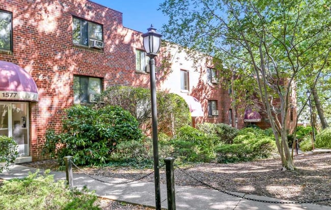 Building Photo - 1577 N Colonial Terrace