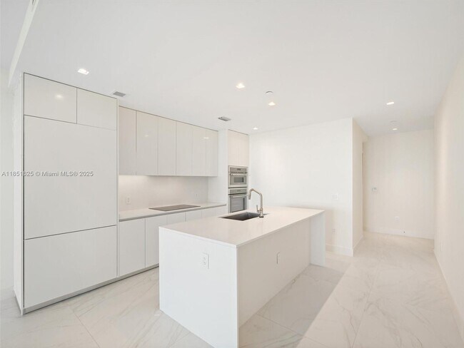 Building Photo - 700 NE 24th St