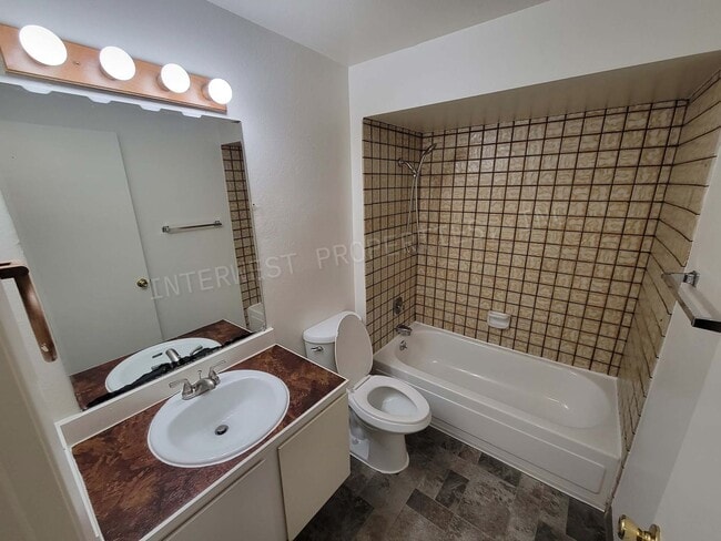 Building Photo - *1/2 OFF 1ST MONTH'S RENT PROMO* 3 BR Townhome- Wonderful Privacy Deck in Beaverton with 1 Car Ga...