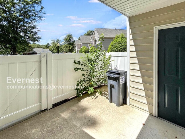 Building Photo - 4608 Twin Hickory Lake Dr