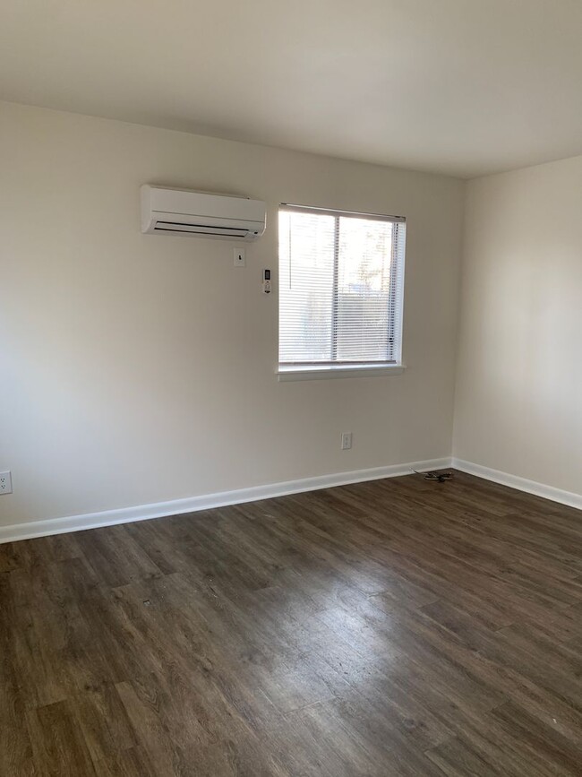 Building Photo - Renovated 1st Floor 1 Bedroom, 1 Bath Cond...