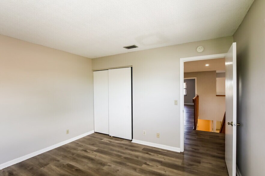Building Photo - 578 Lakeside Cir