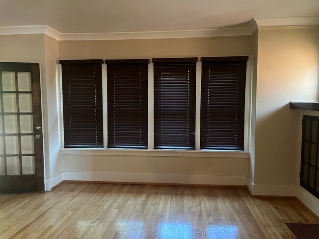 Living room/ lots of natural sunlight - 1025 Maryland St