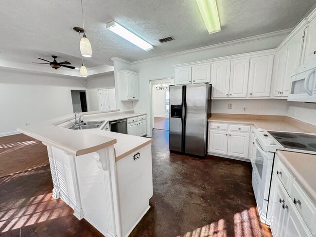 Building Photo - 141 Hazelnut Cir