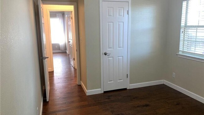 Building Photo - 725 Woodrow Cir