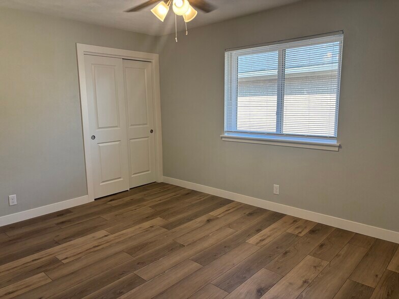 Building Photo - 1646 W 42nd St