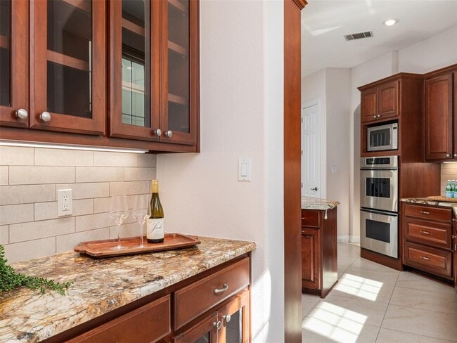 Building Photo - 9805 Big View Dr