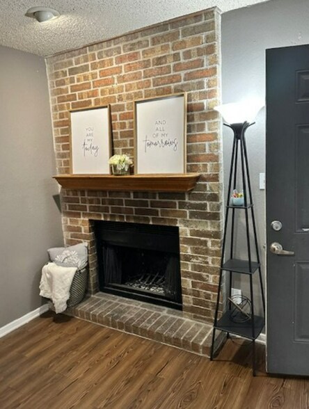 Building Photo - 208 S Las Vegas Trail