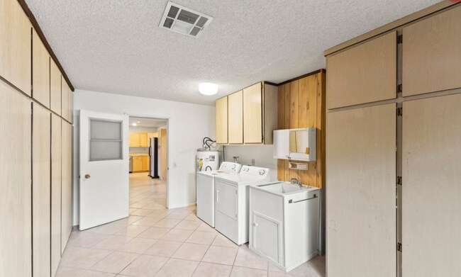 Building Photo - Great home in an active 55+ community!