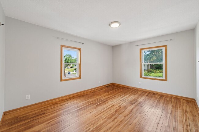 Building Photo - 6 month lease Spacious, 5bd, 2.5 renovated home in Midway!! AVAILABLE NOW