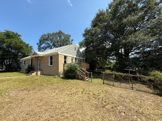 Building Photo - Cozy 2BR Cottage w/Deck & Fenced Yard