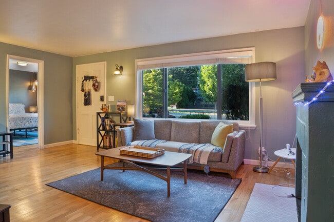 Building Photo - 11315 Roosevelt Way NE