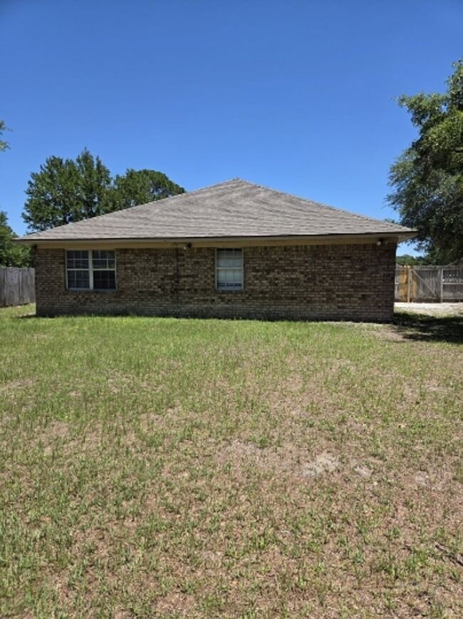 Building Photo - Beautiful home in a very quiet neighborhood