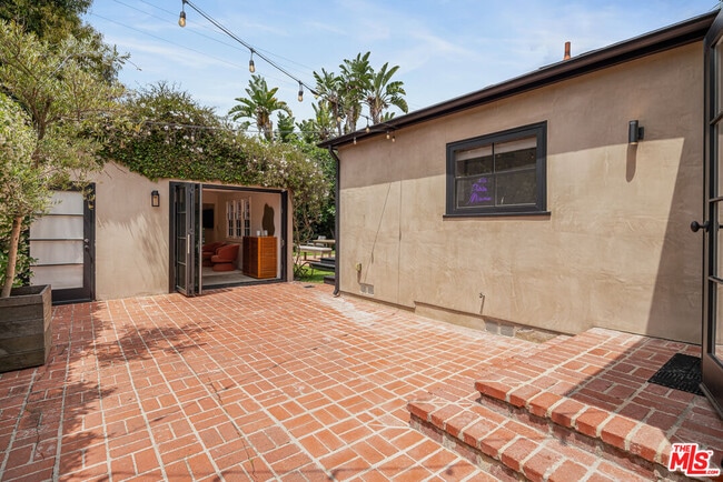 Building Photo - 381 Huntley Dr