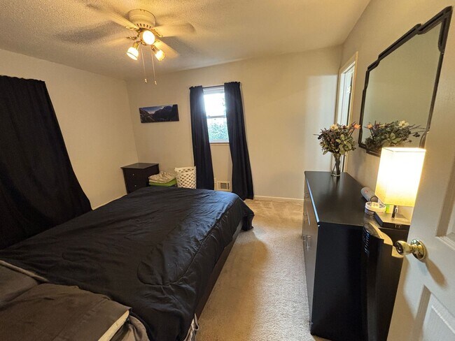 Building Photo - The Perfect Family Home!!!