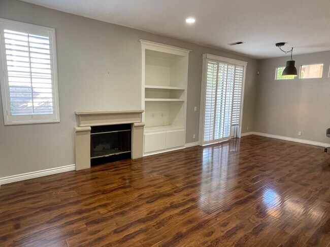 Building Photo - Charming 3 Bedroom 2.5 bath Home in gated community in Thousand Oaks!