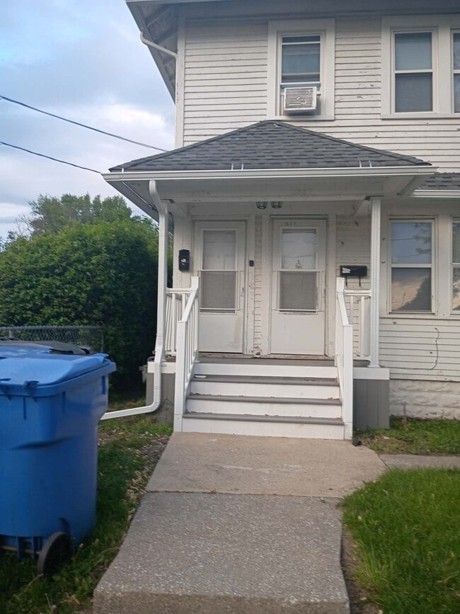 Building Photo - 1537 Carlyle St