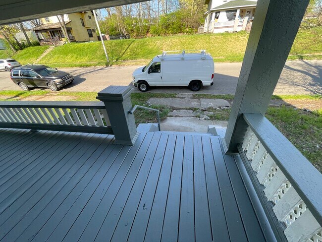 Building Photo - DAYTON, OH - FIVE OAKS - 3 BEDROOM/1 BATH ...