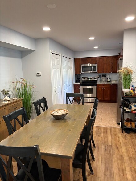 Building Photo - 204 Springmeadow Dr