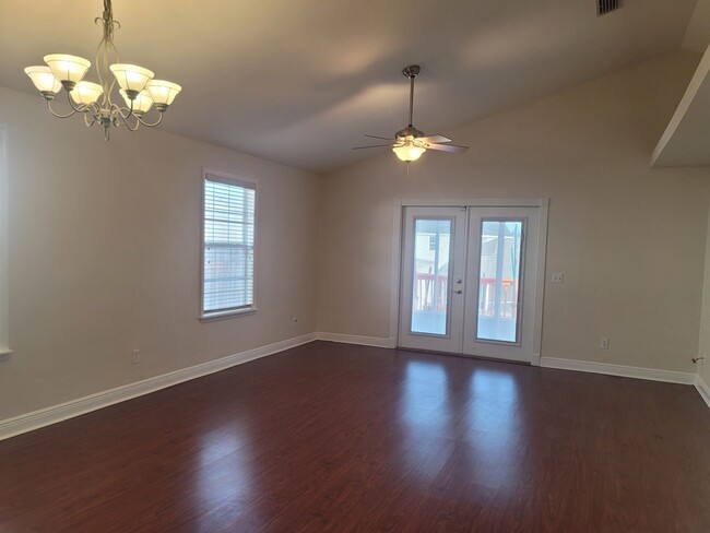 Building Photo - MODERN 3/2 w/ Garage, Spa Tub, Wood Floors...