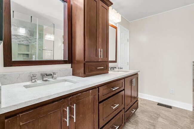 Building Photo - 121 Sully St