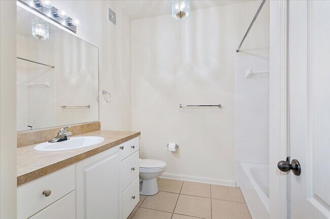 Building Photo - Large 2/2 in highly desirable The Cottages...