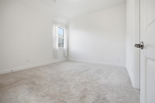 Building Photo - 208 Sequoia Dr