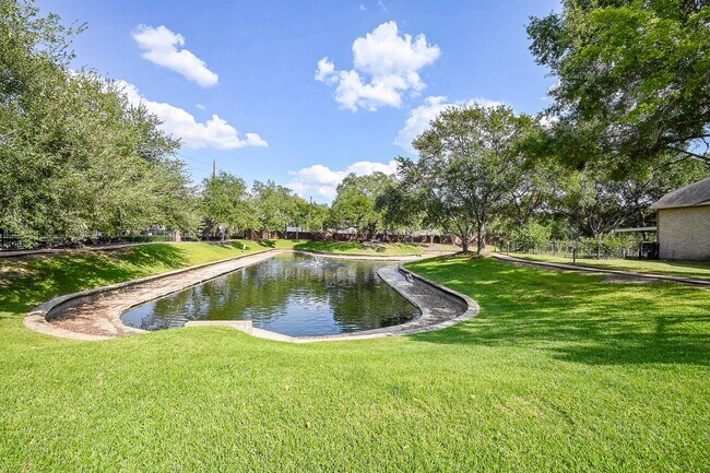 Building Photo - 1547 Lakeside Enclave Dr