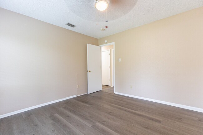 Building Photo - 5814 Pineway St