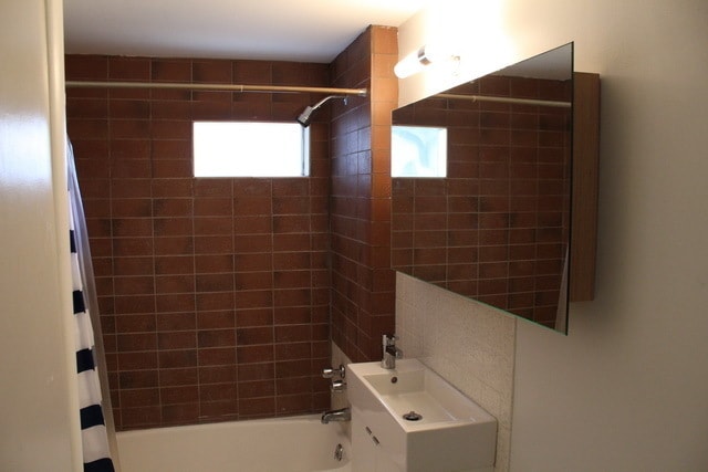 Building Photo - Updated 4 bed/2 bath Mid-Century Home - Pr...