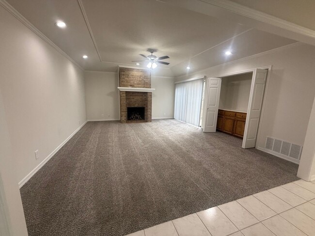 Building Photo - Garden Home