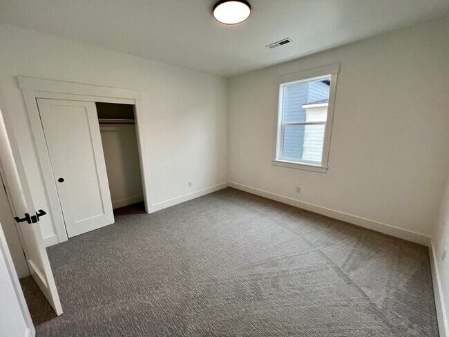 Building Photo - 206 Bogey Ln