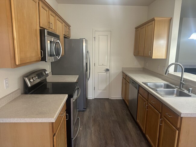 Building Photo - Spacious and Convenient – 3 Bedroom / 3 Ba...