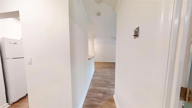 Building Photo - 300 Johnson Ferry Rd