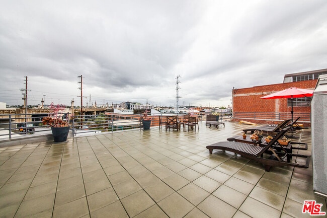 Building Photo - 530 Molino St