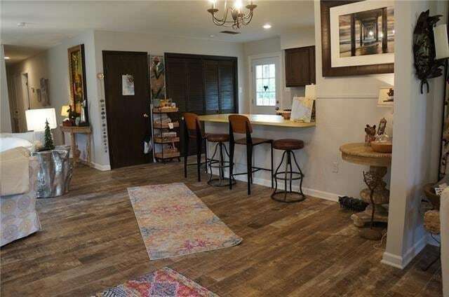 Building Photo - 410 E 11th Ave