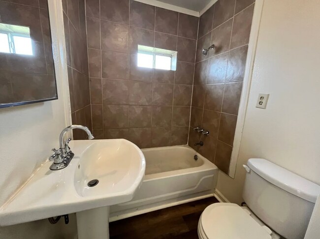 Building Photo - Beautiful 4 Bedroom 2 Bath